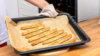 Sărățele fragede cu brânză și untură. Aluatul se prepară în 5 minute și rezistă multe zile la frigider / VIDEO