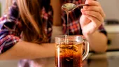 Pui miere în ceaiul fierbinte? Faci o mare greșeală! Pericolul la care te expui