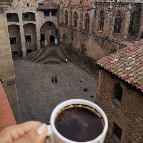 De ce să îți bei cafeaua în ceștile bune și în cele mai frumoase locuri?