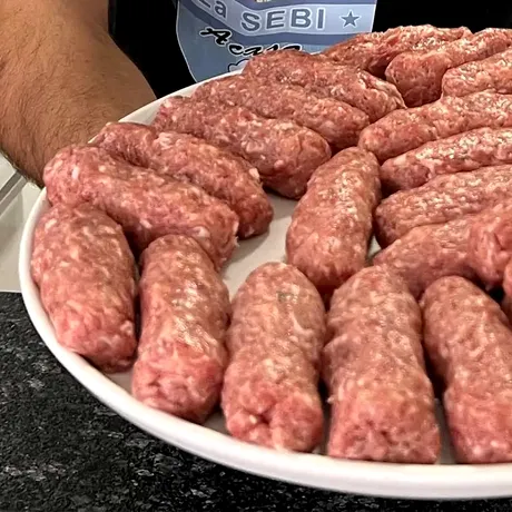 Câte ore rezistă mititeii în frigider? Care sunt limitele pentru micii cruzi și pentru cei gătiți