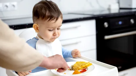 Diversificarea bebelușului: cele mai frecvente greșeli ale părinților care urmează sfaturi de pe internet