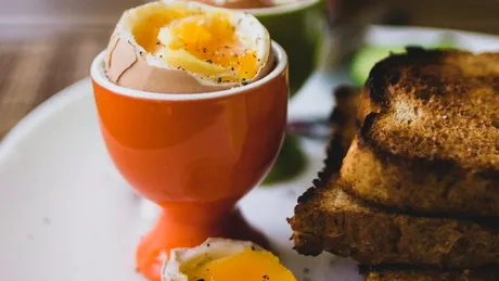 Ouă reîncălzite sau proaspete? Ce efecte are reîncălzirea acestui aliment