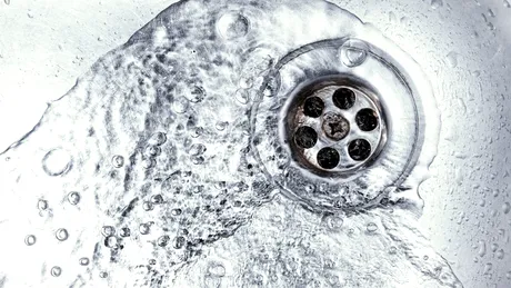 Cum să cureți și să parfumezi țevile de la bucătărie cu soluții naturale