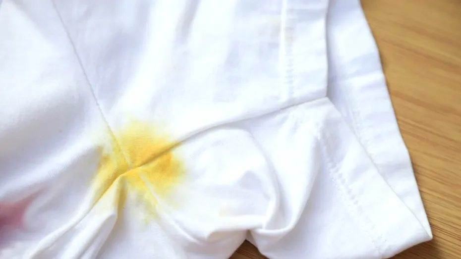 Cum elimini petele vechi galbene de pe hainele albe. Truc simplu cu 3 ingrediente banale din casă