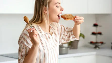 Ce trebuie să faci în timp ce mănânci să nu te mai balonezi. Așa scapi de gaze