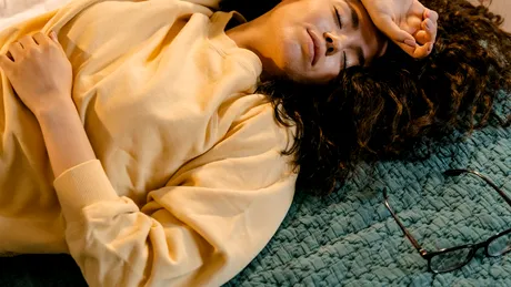 Cea mai indicată poziție de somn. Medicii o recomandă îndeosebi femeilor