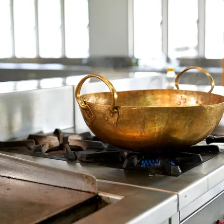 Trucul care te ajută să cureți oalele din cupru. Le face ca noi!