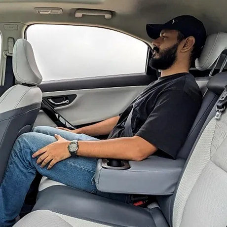 Ți se face rău atunci când călătorești cu mașina electrică? Care este motivul, de fapt