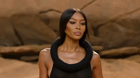 Naomi Campbell, spectaculoasă pe catwalk, la 52 de ani