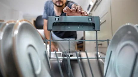 Tableta de detergent a rămas intactă în mașina de spălat vase? Cum poți preveni această problemă