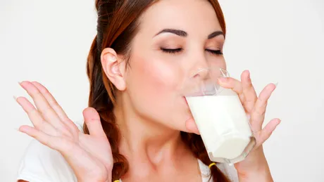 Legătura între alimentație și acnee. Este adevărat că laptele duce la apariția coșurilor?