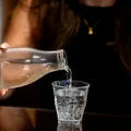 Regula paharului cu apă la fiecare oră. Cum te protejezi de deshidratare în zilele de caniculă