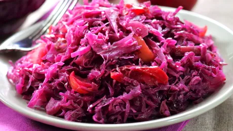 Salată de varză roşie cu afine şi mere