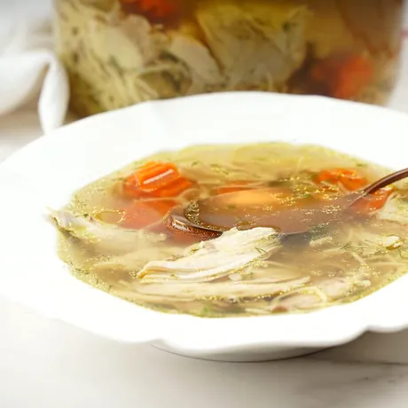 Așa faci cea mai bună ciorbă de pui. Gospodinele din Oltenia folosesc un ingredient secret!