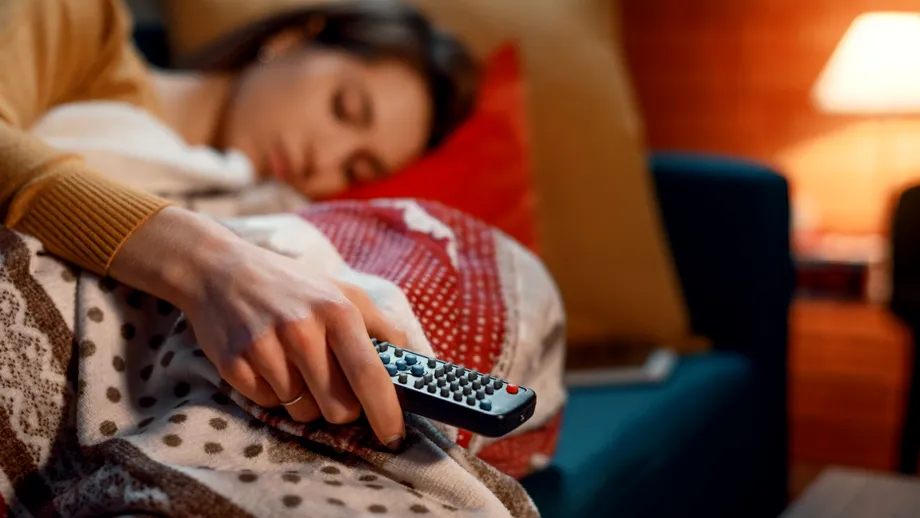 Dormiți cu lumina aprinsă sau cu televizorul pornit? Medicii spun că acest obicei poate perturba echilibrul hormonal și metabolismul