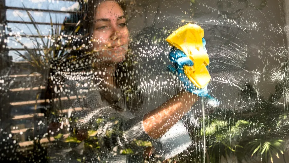 Trucul banal din bucătărie care face geamurile să strălucească mai bine decât orice detergent!