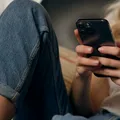 Persoanele care preferă mesajele în locul apelurilor telefonice nu evită comunicarea cu alți oameni! De ce se protejează