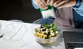 3 sosuri versatile care transformă orice salată: rețete simple pentru mese sănătoase și variate
