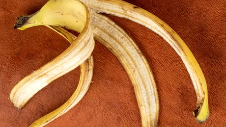 Nu mai arunca cojile de banană! Trucul simplu cu bicarbonat pe care îl poți încerca acasă