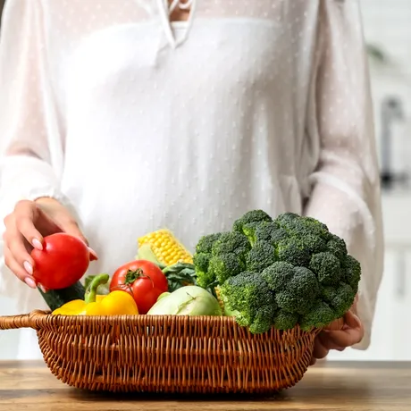 Ce alimente îți afectează mirosul corporal vara și cum să le eviți