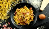 Spaghete carbonara ca-n Italia: rețeta tradițională, cu doar 5 ingrediente