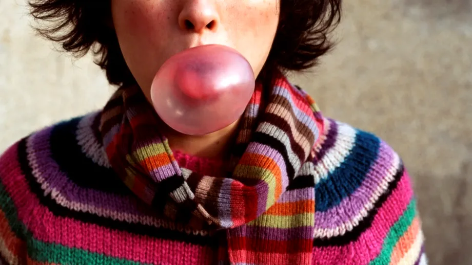 Ajută sau nu guma de mestecat la slăbit? Ce spun experții despre controlul apetitului