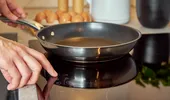 Renunță la teflon! Specialiștii spun în ce tigăi este cu adevărat sigur să gătești