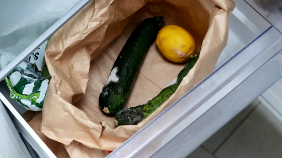 Mucegaiurile din mâncare. Când e ok să îndepărtăm partea mucegăită și să mâncăm alimentul și când nu