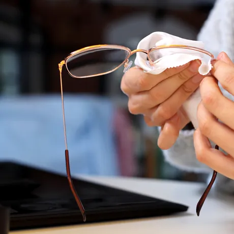 Cum să-ți păstrezi lentilele ochelarilor mereu curate. Trucul care te ajută să le ai fără pete și zgârieturi