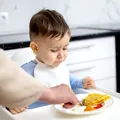 Diversificarea bebelușului: cele mai frecvente greșeli ale părinților care urmează sfaturi de pe internet
