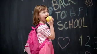 Ce alimente trebuie să evite copiii la școală pentru a nu avea probleme cu dinții