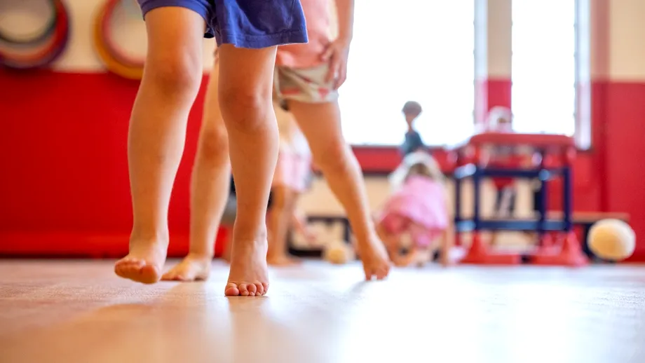 Mersul pe vârfuri la copii. Când este doar o simplă joacă sau un semnal de alarmă