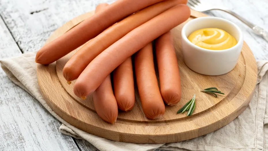 Cum să fierbi crenvurștii fără să mai crape. Trucurile rapide pentru un rezultat perfect