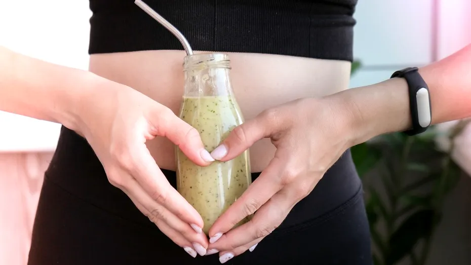 Rețeta de smoothie care te ajută să slăbești la față și să-ți subțiezi talia