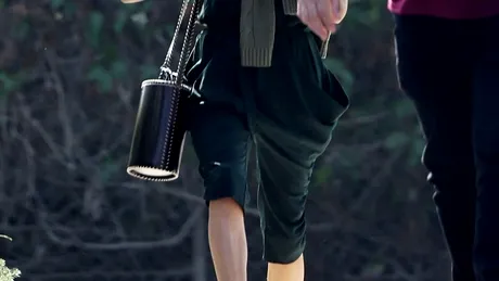 De la tocuri înalte, la papuci. Cum merge soția Prințului Harry la cumpărături