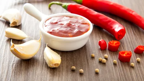 Sosul picant pe care nutriționiștii îl preferă în locul ketchupului. Are foarte puține calorii, dar ascunde un dezavantaj