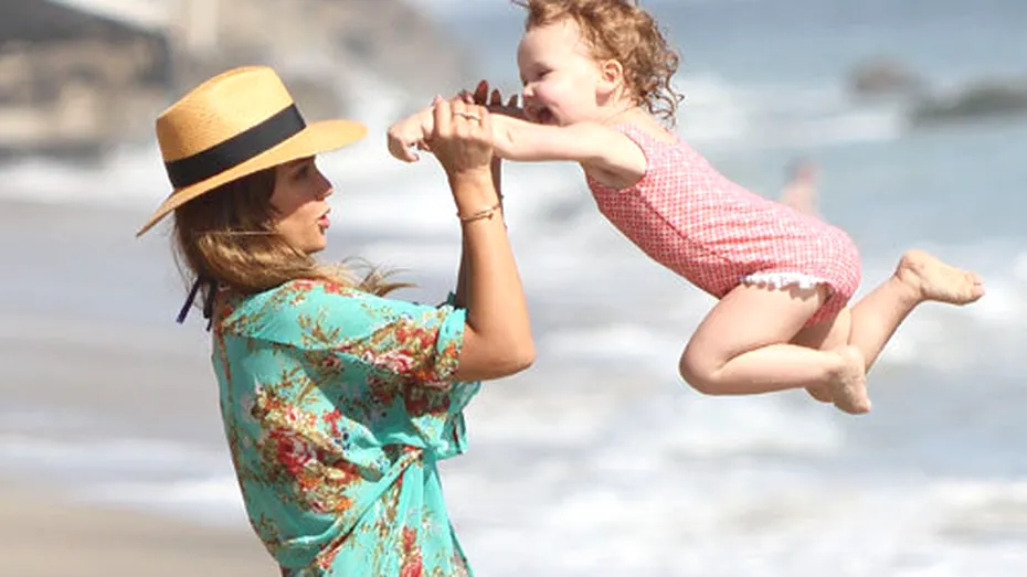 Jessica Alba, weekend în familie pe plaja din Malibu