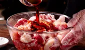 5 marinade care transformă orice grătar. Rețete simple pentru pui, porc, pește și fructe de mare
