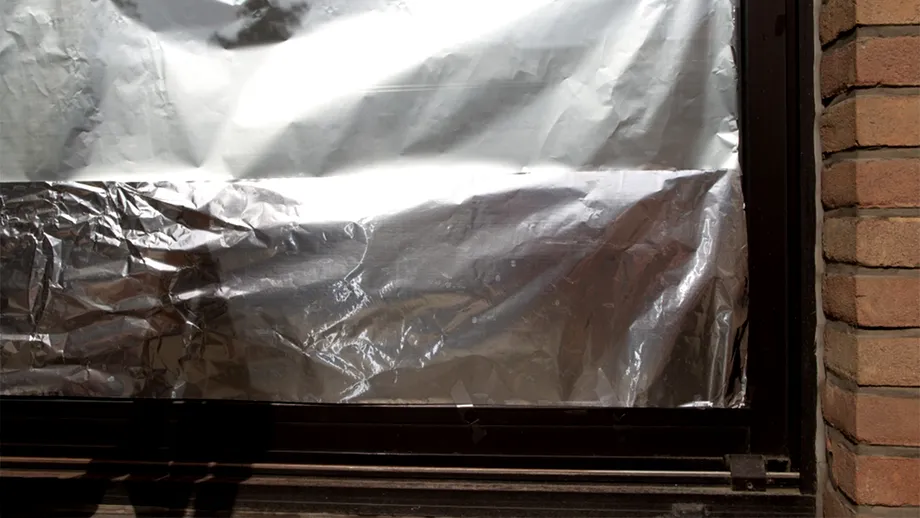 Cum poți transforma o banală folie de aluminiu în aer condiționat. Soluția pare desprinsă din altă epocă, dar funcționează
