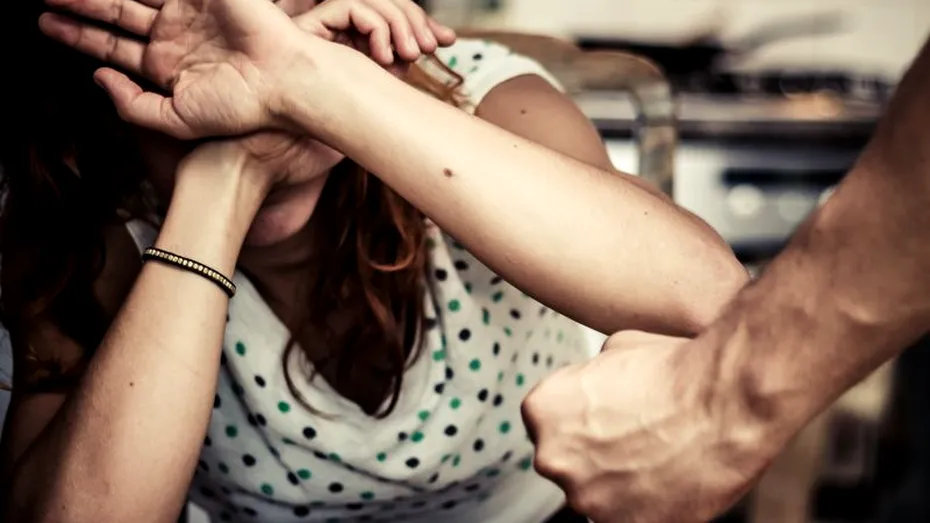 Izolarea la domiciliu în contextul COVID-19 amplifică fenomenul de violenţă domestică