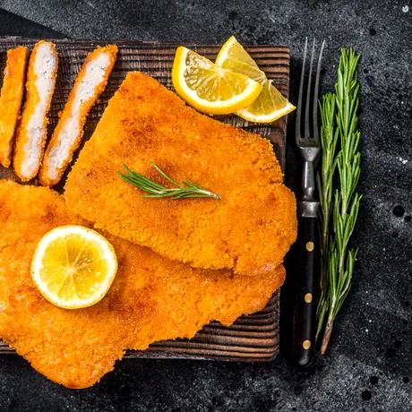 Nu-ți ies șnițelele pufoase și fragede? Ai nevoie de un singur ingredient secret: vor fi delicioase la final