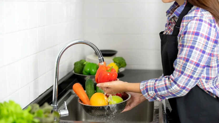 Cum să speli corect fructele și legumele pentru a elimina pesticidele. De ce să nu folosești bicarbonat sau oțet?