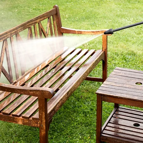 Cum îți protejezi mobilierul de grădină de soare și furtuni, fără produse complicate