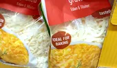 Brânza rasă din magazin poate ascunde un ingredient pe care nu-l bănuiai. Ce să verifici pe etichetă înainte să o cumperi