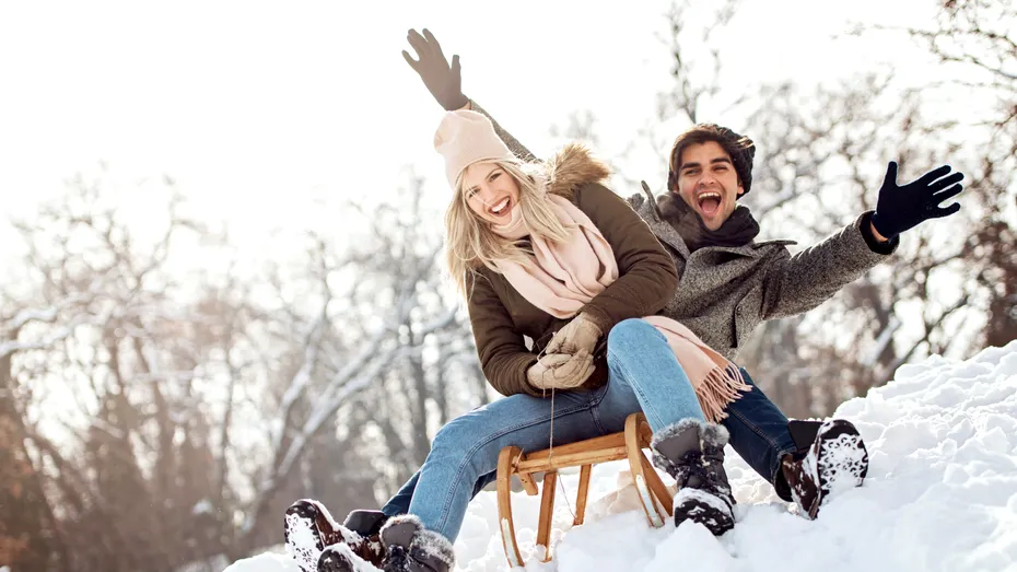 5 modalităţi de a te distra în zăpadă. Câte calorii arzi dacă te dai o oră cu sania