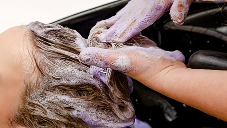 Șamponul nuanțator: cum se folosește corect