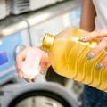 Cum să faci hainele spălate să miroasă mai intens a detergent. Ingredientul secret pe care să-l adaugi la fiecare spălare