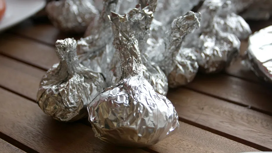 De ce pun tot mai mulți oameni o bilă de folie de aluminiu în dulap. Ce efect are, de fapt, trucul popular