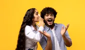 Cuplurile care bârfesc împreună rămân împreună mai multă vreme? Experții își spun părerea
