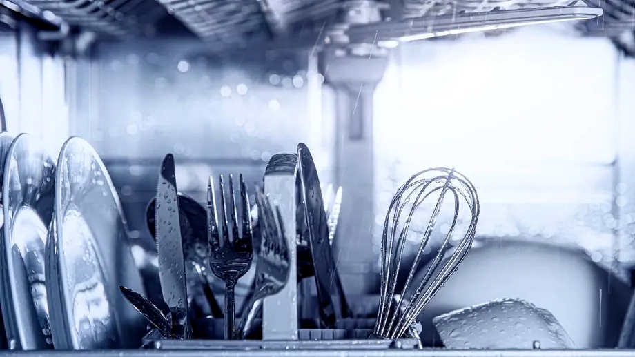 De ce ruginesc tacâmurile în mașina de spălat vase. Trucuri prin care previi apariția ruginii